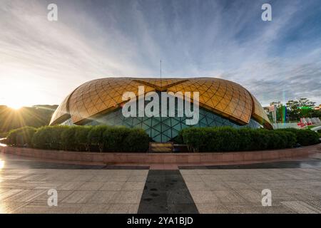 Glaspavillon in Form einer Blume Sonnenblume Lam Vien Platz in Dalat, Vietnam Stockfoto