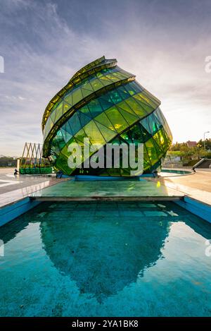 Glaspavillon in Form einer Blütenknospe der Artischocke auf dem Platz Lam Vien in Dalat, Vietnam Stockfoto