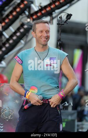 NEW YORK, NEW YORK - 08. OKTOBER: Chris Martin von Coldplay tritt live in der Show „Today“ von NBC am 8. Oktober 2024 im Rockefeller Plaza in New York auf. Die britische Rockband lieferte einen energiegeladenen Auftritt und begeisterte das Publikum mit ihren Hits. Die Fans versammelten sich früh am Morgen, um dem Ereignis beizuwohnen und trotzten dem Herbstwetter, um Coldplay live in Aktion zu sehen. (Foto: Giada Papini/EuropaNewswire) Stockfoto