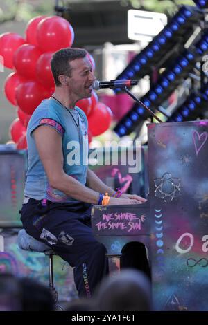 NY, USA. Oktober 2024. NEW YORK, NEW YORK – 08. OKTOBER: Chris Martin von Coldplay tritt live in der Show „Today“ von NBC am 8. Oktober 2024 im Rockefeller Plaza in New York auf. Die britische Rockband lieferte einen energiegeladenen Auftritt und begeisterte das Publikum mit ihren Hits. Die Fans versammelten sich früh am Morgen, um dem Ereignis beizuwohnen und trotzten dem Herbstwetter, um Coldplay live in Aktion zu sehen. (Kreditbild: © Luiz Rampelotto/ZUMA Press Wire) NUR REDAKTIONELLE VERWENDUNG! Nicht für kommerzielle ZWECKE! Stockfoto