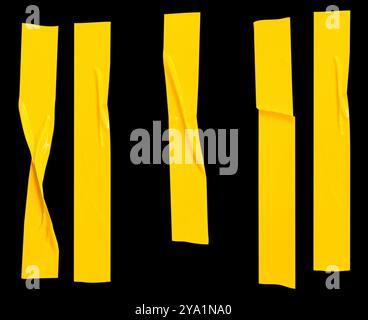 Draufsicht Set aus zerknittertem oder zerknittertem gelbem Vinyl- oder Stoffband in Streifenform ist auf schwarzem Hintergrund mit Beschneidungspfad isoliert. Stockfoto