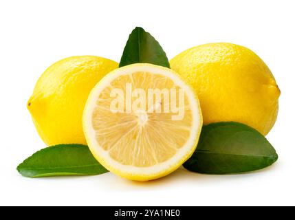 Die Vorderansicht der gelben Zitronenfrüchte mit der Hälfte und den Blättern im Stapel ist auf weißem Hintergrund mit Schnittpfad isoliert. Stockfoto