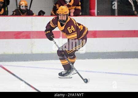 Columbus, Ohio, USA. Oktober 2024. Krista Parkkonen (64) spielt den Puck gegen Ohio State in Columbus, Ohio. Brent Clark/Cal Sport Media/Alamy Live News Stockfoto