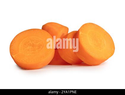 Die Vorderansicht von orangefarbenen Karottenschnitten oder -Stücken im Stapel ist auf weißem Hintergrund mit Beschneidungspfad isoliert. Stockfoto