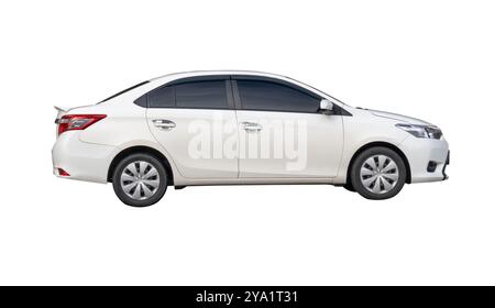 Seitenansicht des weißen Sportwagens ist isoliert auf weißem Hintergrund mit Beschneidungspfad. Stockfoto