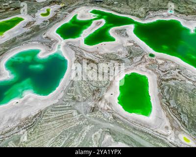 Der Dachaidan Smaragdsee ist eine Legende, die durch künstliche Ausgrabungen und Schneiden entstanden ist und viele kleine Salzseen in Qinghai bildet, Luftdrohnenbild mit Co Stockfoto