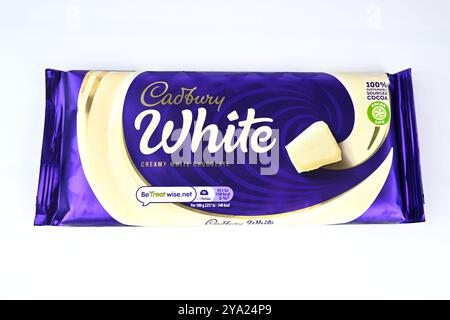 Cadbury White Chocolate Creamy White Chocolate Bar Block – Wales, UK – 09. Oktober 2024 Stockfoto