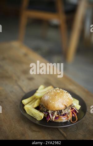 Pulled Schweinebutt mit dicken Pommes frites Stockfoto