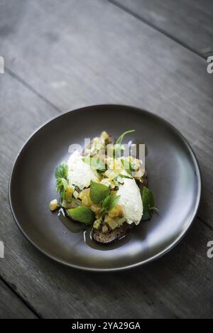 Ricotta-Käse und Salat mit Kräutern auf Roggenbrot Stockfoto