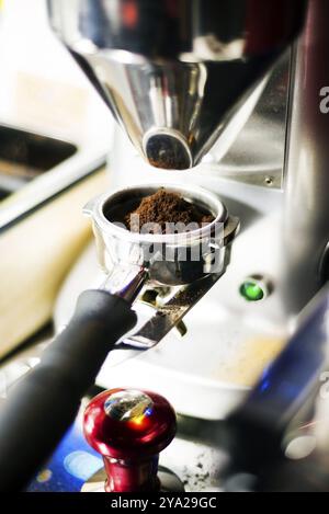Klassische Kaffeemühle mit gemahlenem Espresso Stockfoto