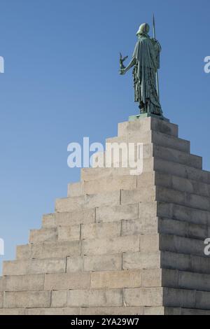 Götterfigur, Pyramidendach, NY Carlsberg Glyptotek oder New Carlsberg Glyptothek, Kunstmuseum für Skulptur und Malerei, Architekten Vilhelm Dahler Stockfoto