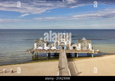 Historischer Pier an der Ostsee mit langem Holzsteg und malerischem Himmel, Rügen Stockfoto