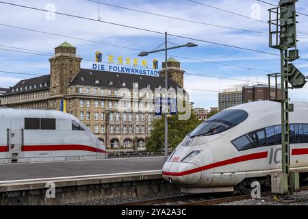 Essen Hauptbahnhof, ICE-Züge auf den Gleisen, im Hintergrund Handelshof, Stadtzentrum von Essen, Nordrhein-Westfalen, Deutschland, Europa Stockfoto