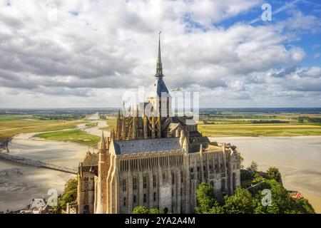 Blick von oben auf das historische Kloster mit Wolken und einem weiten Panorama, Le Mont-Saint-Michel Stockfoto