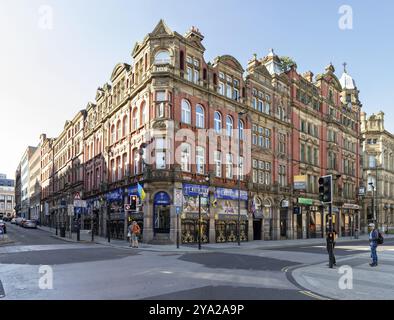 Historisches Backsteingebäude an einer geschäftigen Kreuzung in der Stadt, Liverpool Stockfoto