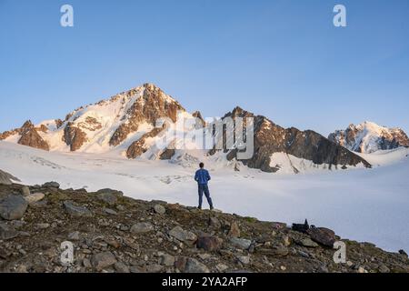 Hochalpine Berglandschaft bei Sonnenuntergang, Glacier du Tour, Bergsteiger vor Gletscher und Berggipfel, Gipfel Aiguille de Chardonnet, Chamon Stockfoto