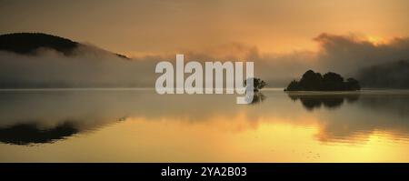 Sonnenaufgang am Edersee mit Morgennebel auf dem Wasser, kleine Inseln in der Edertalsperre, Ederstausee, Hessen, Deutschland, Europa Stockfoto