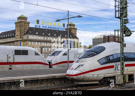 Essen Hauptbahnhof, ICE-Züge auf den Gleisen, im Hintergrund Handelshof, Stadtzentrum von Essen, Nordrhein-Westfalen, Deutschland, Europa Stockfoto