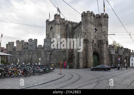 Mittelalterliche Burg mit Steinmauern in städtischer Umgebung, Gent Stockfoto