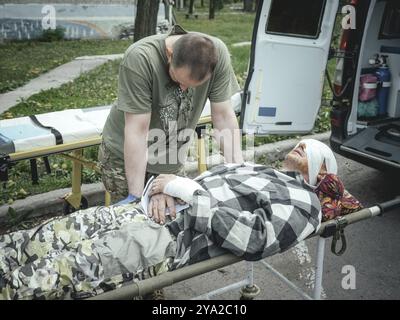 Evakuierung von schwer verletzten Soldaten, nicht bekanntgewordener Ort, Donbass Frontlinie, Ukraine, 2024, Europa Stockfoto