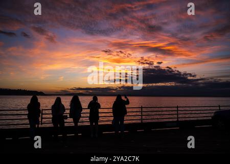 Seattle, USA. September 2023. Sonnenuntergang am Pier 56 entlang des Ufers. Stockfoto