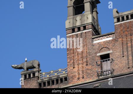 Eisbär, Fassade, Rathaus im nationalromantischen Stil von Martin Nyrop, Rathausplatz oder Radhuspladsen am Abend, Kopenhagen Stockfoto