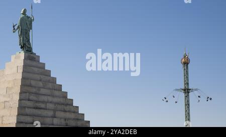 Götterfigur, Pyramidendach, NY Carlsberg Glyptotek oder New Carlsberg Glyptothek, Kunstmuseum für Skulptur und Malerei, Architekten Vilhelm Dahler Stockfoto