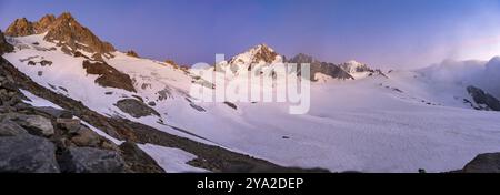 Hochalpine Berglandschaft bei Sonnenuntergang, Glacier du Tour, Gletscher und Berggipfel, Gipfel der Aiguille de Chardonnet, Chamonix, Haute-Savoie, Fr. Stockfoto