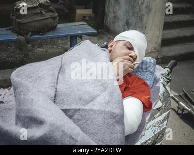 Evakuierung von schwer verletzten Soldaten, nicht bekanntgewordener Ort, Donbass Frontlinie, Ukraine, 2024, Europa Stockfoto