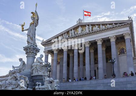 Pallas Athena Statue vor dem Wiener Parlament umgeben von Skulpturen, Wien Stockfoto