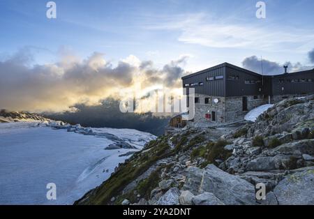 Berghütte Albert 1er, hochalpine Berglandschaft bei Sonnenuntergang, Glacier du Tour, Chamonix, Haute-Savoie, Frankreich, Europa Stockfoto