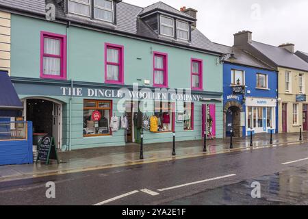 Farbenfrohe Ladenfronten bei regnerischem Wetter in der Stadt Dingle Stockfoto