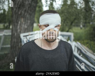 Evakuierung von schwer verletzten Soldaten, nicht bekanntgewordener Ort, Donbass Frontlinie, Ukraine, 2024, Europa Stockfoto