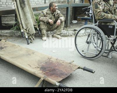 Evakuierung von schwer verletzten Soldaten, nicht bekanntgewordener Ort, Donbass Frontlinie, Ukraine, 2024, Europa Stockfoto