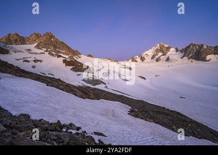 Hochalpine Berglandschaft bei Sonnenuntergang, Glacier du Tour, Gletscher und Berggipfel, Gipfel der Aiguille de Chardonnet, Chamonix, Haute-Savoie, Fr. Stockfoto