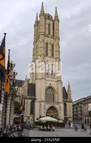 Gotische Kirche mit hohem Turm und historischer Architektur unter einem bewölkten Himmel, Gent Stockfoto