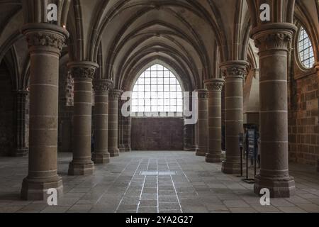 Gotischer Raum mit hohen Säulen und großen Fenstern, majestätisch, Le Mont-Saint-Michel Stockfoto