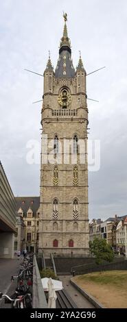 Glockenturm mit gotischer Architektur thront über den umliegenden Gebäuden im Stadtzentrum von Gent Stockfoto