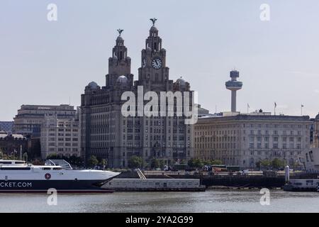 Historisches Gebäude mit Uhr neben einem modernen Gebäude am Fluss, Liverpool Stockfoto