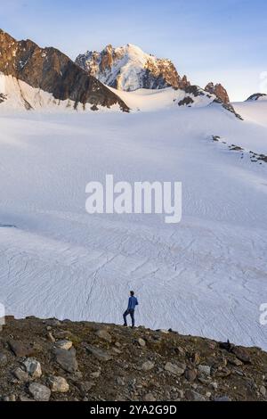 Hochalpine Berglandschaft bei Sonnenuntergang, Glacier du Tour, Bergsteiger vor Gletscher und Berggipfel im Abendlicht, Gipfel des Aigui Stockfoto