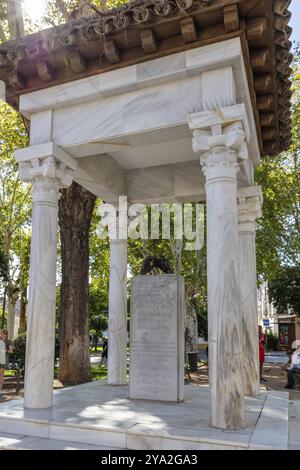 Ein Marmorpavillon mit Säulen als Denkmal in einer grünen Parklandschaft, Cordoba Stockfoto