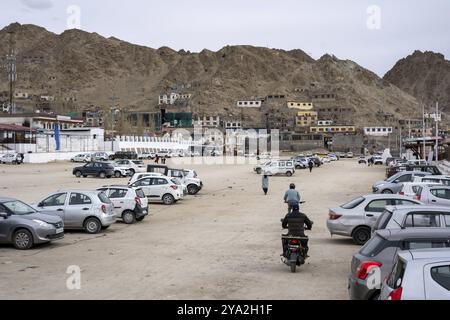 Leh, Indien, 02. April 2023: Das Pologelände, das als Parkplatz genutzt wird, im historischen Stadtzentrum Asiens Stockfoto