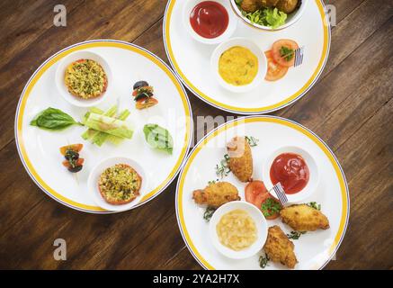 Gemischte französisch-bretonische Tapas, Auswahl an Snackvorspeisen Stockfoto
