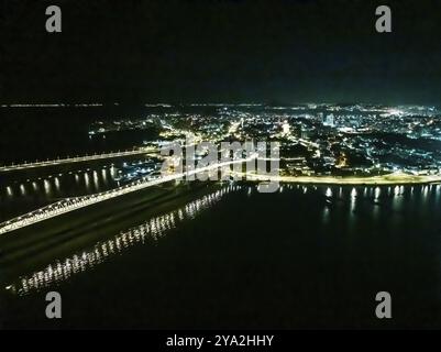 Florianopolis in Santa Catarina. Luftbild bei Nacht Stockfoto