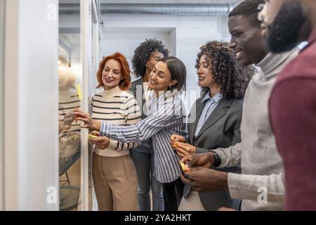 Seitenansicht einer Gruppe von Kollegen während eines Brainstormings in einem Coworking-Raum mit Haftnotizen Stockfoto