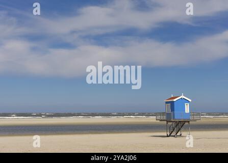 Einsamer Sandstrand mit Rettungsschwimmerturm, an der deutschen Nordseeküste Stockfoto