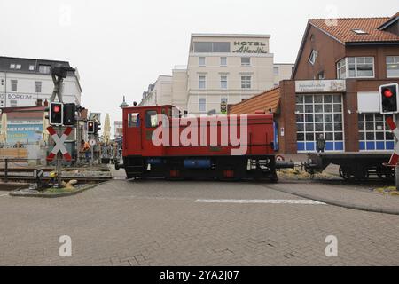 Kleine Eisenbahnlokomotive am Bahnhof auf der Insel Borkum Stockfoto