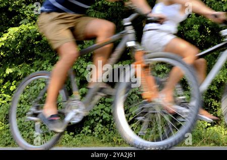 Gesunde Lebensweise Bild von ein paar Radfahren mit Bewegungsunschärfe Stockfoto