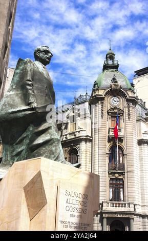 Statue von Salvador Allende, Santiago, auf dem Platz hinter dem Präsidentenpalast von La Moneda, mit einem Zitat aus seiner letzten Rede: 'Tengo fe en C Stockfoto