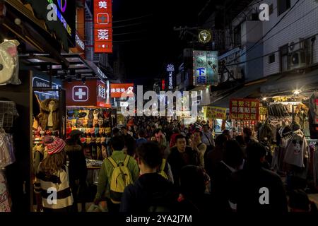 Taipei, Taiwan, 4. Januar 2015: Alley voll von Menschen auf dem Nachtmarkt im Bezirk Shilin, Asien Stockfoto